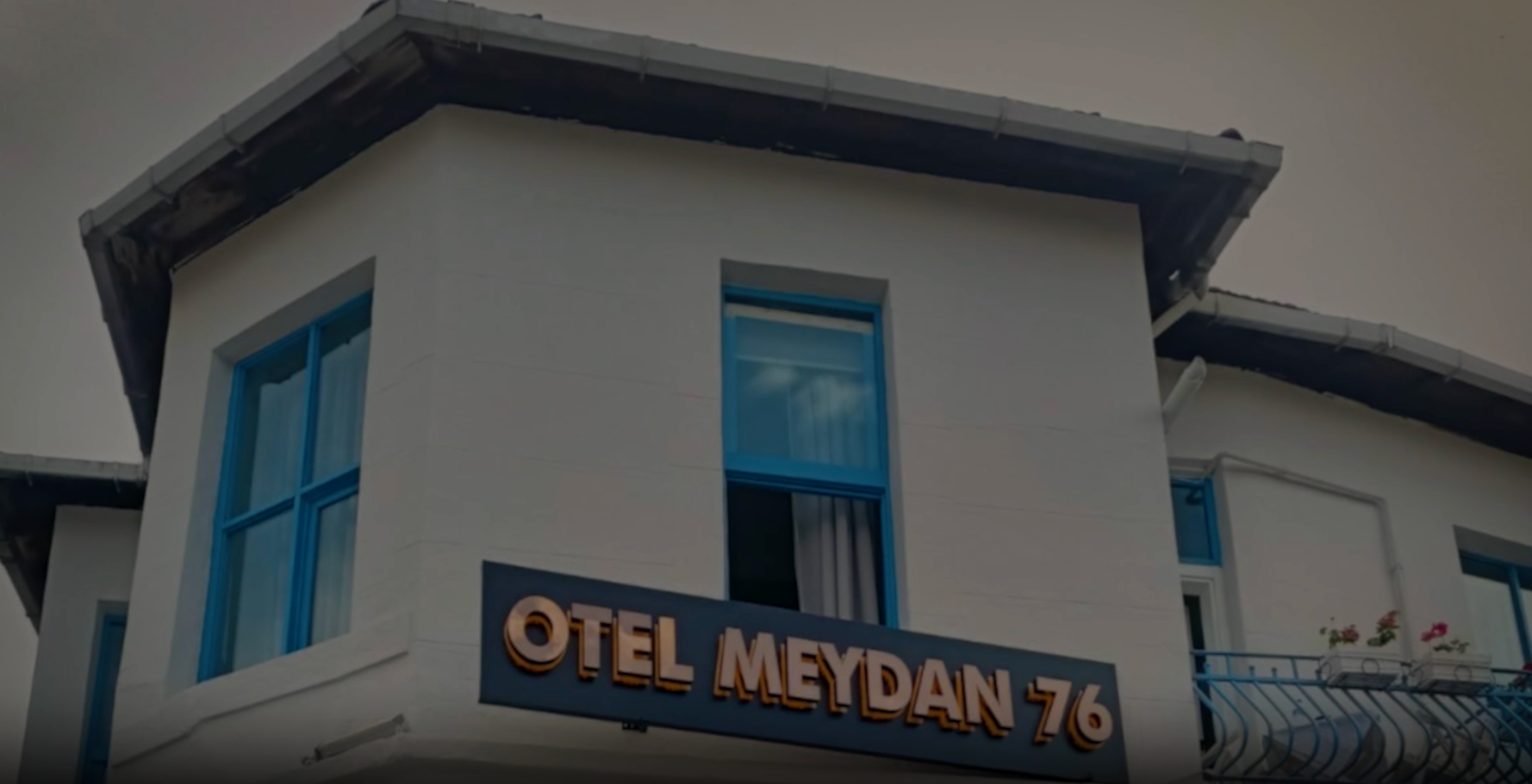 Hakkımızda Adalar’da mavinin tüm tonlarıyla çevrili doğa içinde konaklama keyfi sunan Otel Meydan 76, estetik mimari hotel ve odalarıyla huzur dolu bir tatil sunuyor.